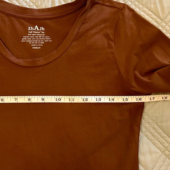 🌼3 for $20!🌼Women’s Brown Fitted Tee, Size Medium - Picture 3 of 5